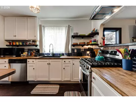 Kitchen - 59 Adams St, Eugene, OR 97402 photo 2 of 7