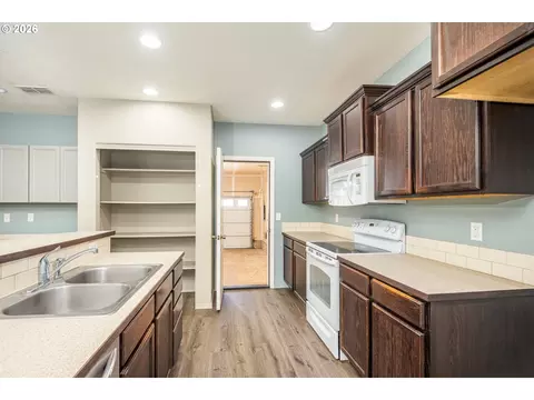 Kitchen - 87741 Rendezvous Loop, Veneta, OR 97487 photo 2 of 3