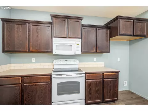 Kitchen - 87741 Rendezvous Loop, Veneta, OR 97487 photo 3 of 3