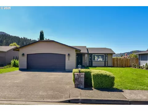 208 Valley Ct, Sutherlin, OR 97479