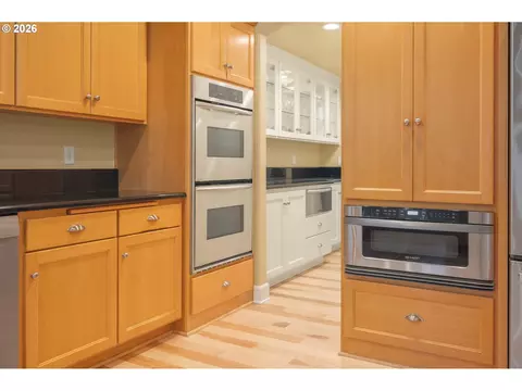 Kitchen - 1184 Cedar Ridge Dr, Eugene, OR 97401 photo 6 of 8