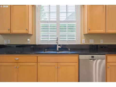 Kitchen - 1184 Cedar Ridge Dr, Eugene, OR 97401 photo 5 of 8