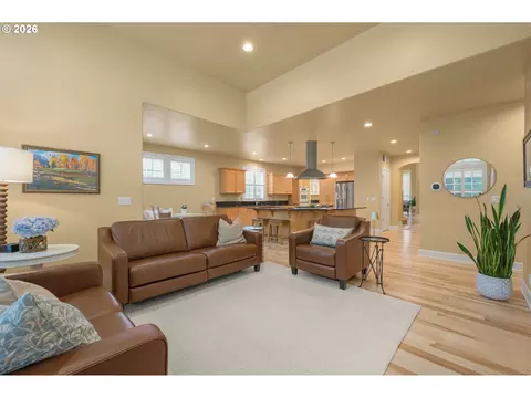 Living - 1184 Cedar Ridge Dr, Eugene, OR 97401 photo 3 of 5