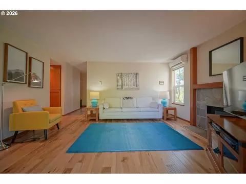 Living - 1986 Lake Isle Dr, Eugene, OR 97401 photo 5 of 9