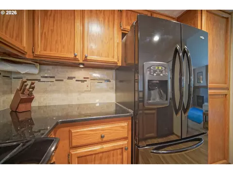 Kitchen - 1986 Lake Isle Dr, Eugene, OR 97401 photo 7 of 9