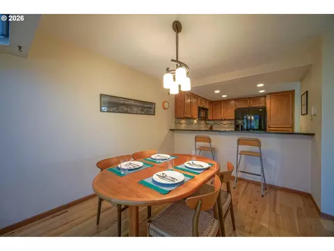 Dining - 1986 Lake Isle Dr, Eugene, OR 97401 photo 3 of 4
