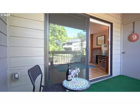 Exterior - 1986 Lake Isle Dr, Eugene, OR 97401 photo 4 of 4