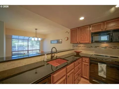 Kitchen - 1986 Lake Isle Dr, Eugene, OR 97401 photo 3 of 9