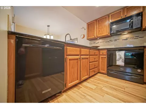 Kitchen - 1986 Lake Isle Dr, Eugene, OR 97401 photo 8 of 9