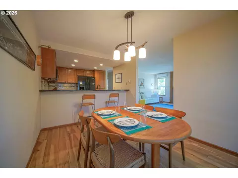 Dining - 1986 Lake Isle Dr, Eugene, OR 97401 photo 4 of 4