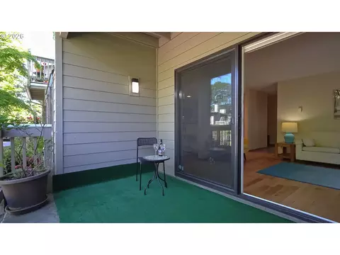 Exterior - 1986 Lake Isle Dr, Eugene, OR 97401 photo 2 of 4