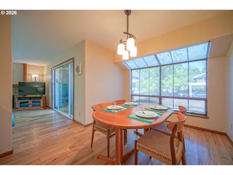 Dining - 1986 Lake Isle Dr, Eugene, OR 97401 photo 1 of 4
