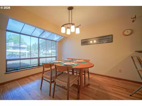 Dining - 1986 Lake Isle Dr, Eugene, OR 97401 photo 2 of 4