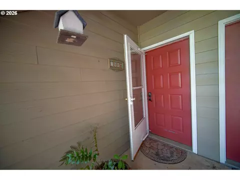 Entry Way - 1986 Lake Isle Dr, Eugene, OR 97401 photo 2 of 2