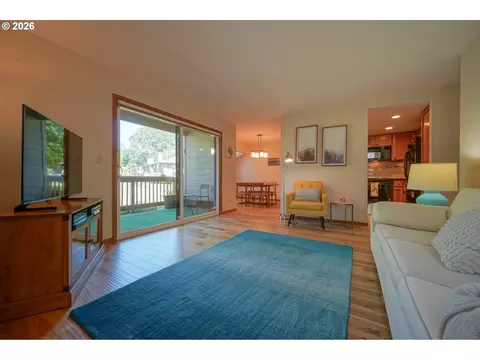 Living - 1986 Lake Isle Dr, Eugene, OR 97401 photo 2 of 9