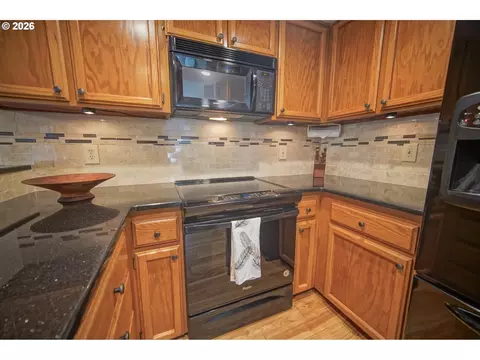 Kitchen - 1986 Lake Isle Dr, Eugene, OR 97401 photo 4 of 9