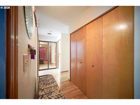 Entry Way - 1986 Lake Isle Dr, Eugene, OR 97401 photo 1 of 2