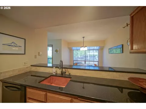 Kitchen - 1986 Lake Isle Dr, Eugene, OR 97401 photo 5 of 9
