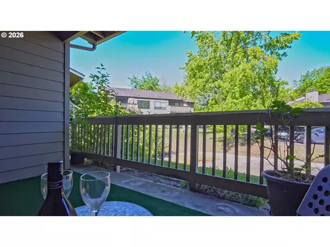 Exterior - 1986 Lake Isle Dr, Eugene, OR 97401 photo 3 of 4