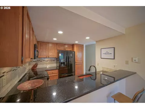 Kitchen - 1986 Lake Isle Dr, Eugene, OR 97401 photo 2 of 9