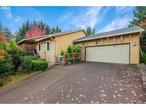 1039 SW Upland Dr, Dundee, OR 97115