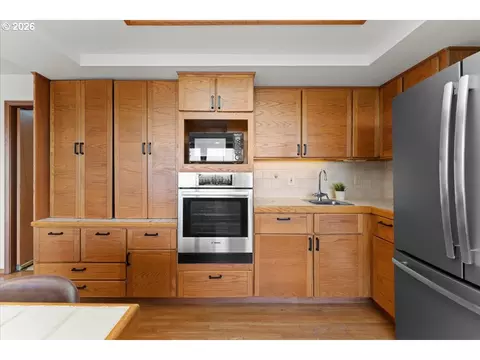 Kitchen - 7428 SE Cottrell Rd, Gresham, OR 97080 photo 3 of 5