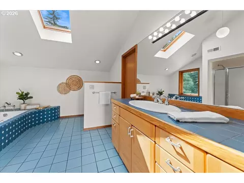 Bath - 7428 SE Cottrell Rd, Gresham, OR 97080 photo 2 of 3