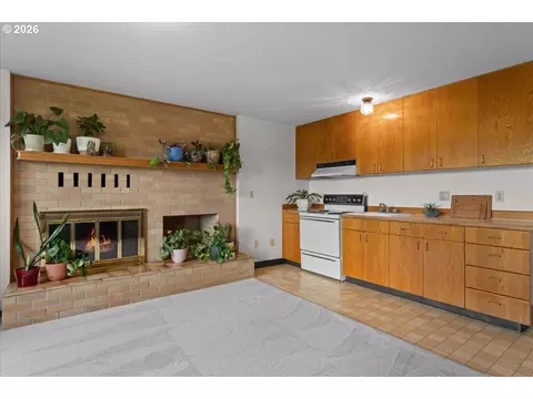 Kitchen - 7428 SE Cottrell Rd, Gresham, OR 97080 photo 5 of 5