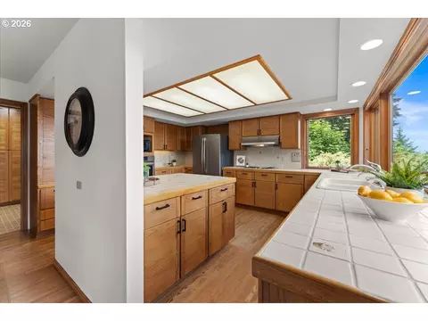 Kitchen - 7428 SE Cottrell Rd, Gresham, OR 97080 photo 2 of 5
