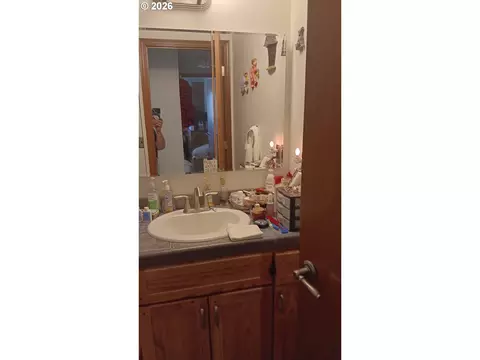 Bath - 865 E Kennedy Ave, Hermiston, OR 97838 photo 3 of 4
