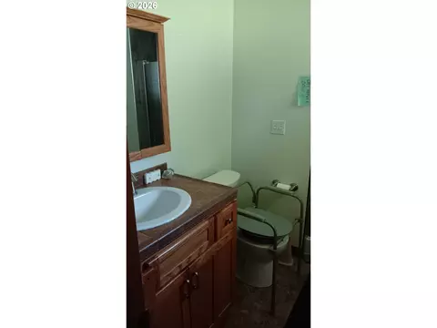 Bath - 865 E Kennedy Ave, Hermiston, OR 97838 photo 1 of 4