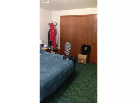 Bedroom - 865 E Kennedy Ave, Hermiston, OR 97838 photo 2 of 3