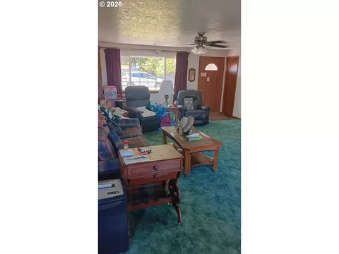 Living - 865 E Kennedy Ave, Hermiston, OR 97838 photo 1 of 3