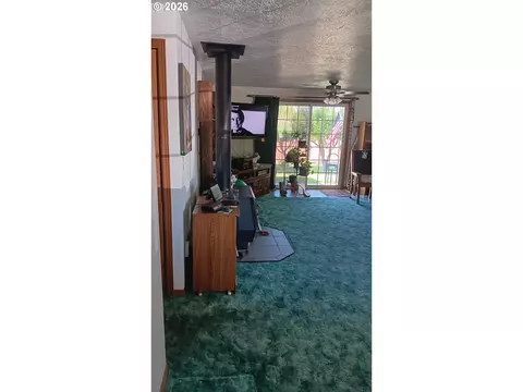 Living - 865 E Kennedy Ave, Hermiston, OR 97838 photo 3 of 3