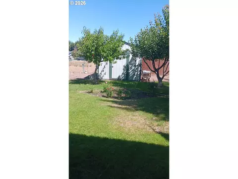 Exterior - 865 E Kennedy Ave, Hermiston, OR 97838 photo 5 of 5