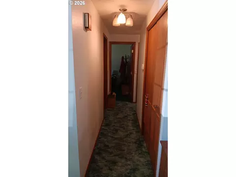 Entry Way - 865 E Kennedy Ave, Hermiston, OR 97838 photo 2 of 2
