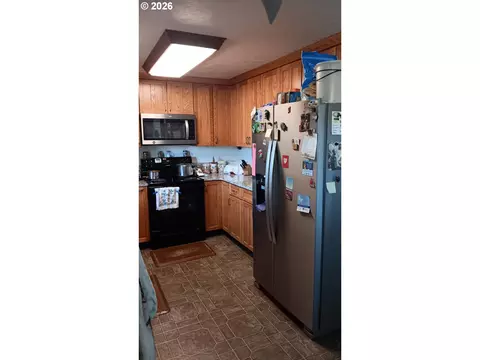 Kitchen - 865 E Kennedy Ave, Hermiston, OR 97838 photo 1 of 1