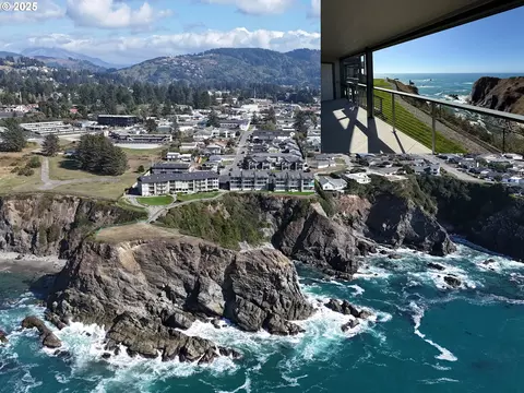 1305 Moore St #402, Brookings, OR 97415