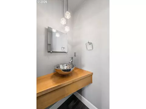 Bath - 2330 Willamette St, Eugene, OR 97405 photo 4 of 5