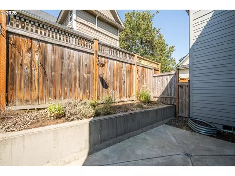 Exterior - 2330 Willamette St, Eugene, OR 97405 photo 8 of 11