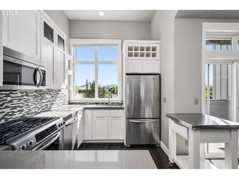 Kitchen - 2330 Willamette St, Eugene, OR 97405 photo 2 of 3
