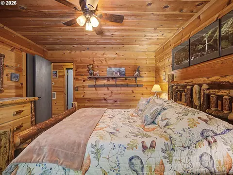 Bedroom - 72410 E Smith Loop, Rhododendron, OR 97049 photo 3 of 8