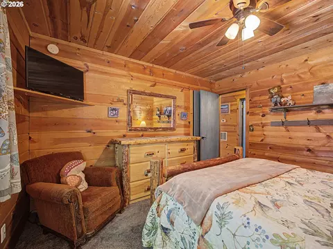 Bedroom - 72410 E Smith Loop, Rhododendron, OR 97049 photo 1 of 8