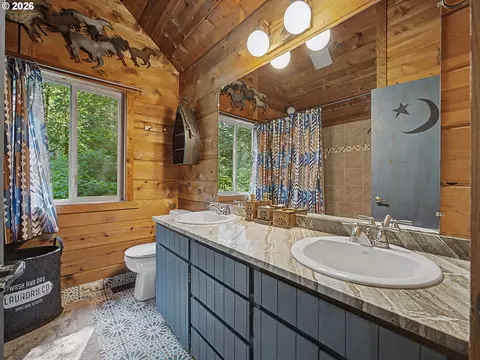 Bath - 72410 E Smith Loop, Rhododendron, OR 97049 photo 4 of 5
