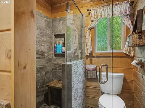 Bath - 72410 E Smith Loop, Rhododendron, OR 97049 photo 2 of 5