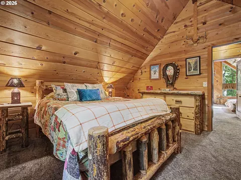 Bedroom - 72410 E Smith Loop, Rhododendron, OR 97049 photo 4 of 8