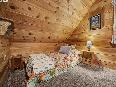 Bedroom - 72410 E Smith Loop, Rhododendron, OR 97049 photo 6 of 8