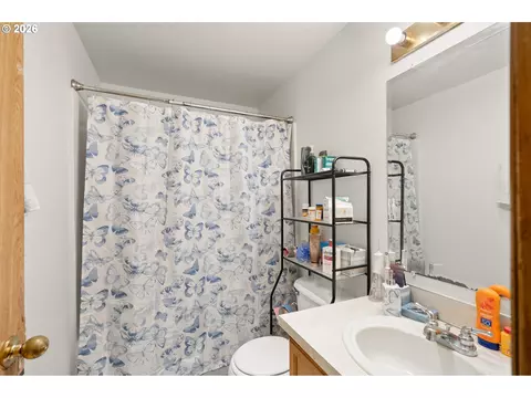Bath - 1109 SW Nye Ave, Pendleton, OR 97801 photo 1 of 2