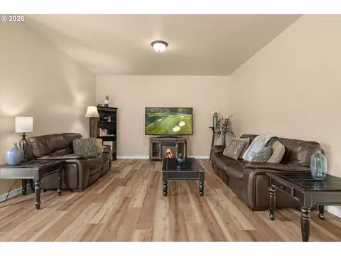 Living - 5214 Wedgewood Loop, Newberg, OR 97132 photo 6 of 7