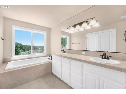Bath - 5214 Wedgewood Loop, Newberg, OR 97132 photo 2 of 2